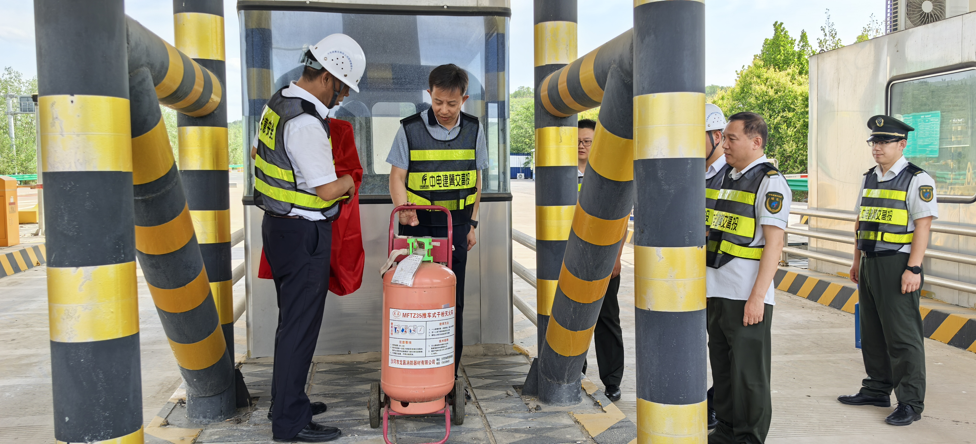 C:\Users\Administrator\Desktop\安全生产月咨询日王瑞华002.jpg C:\Users\Administrator\Desktop\安全生产月咨询日王瑞华002.jpg