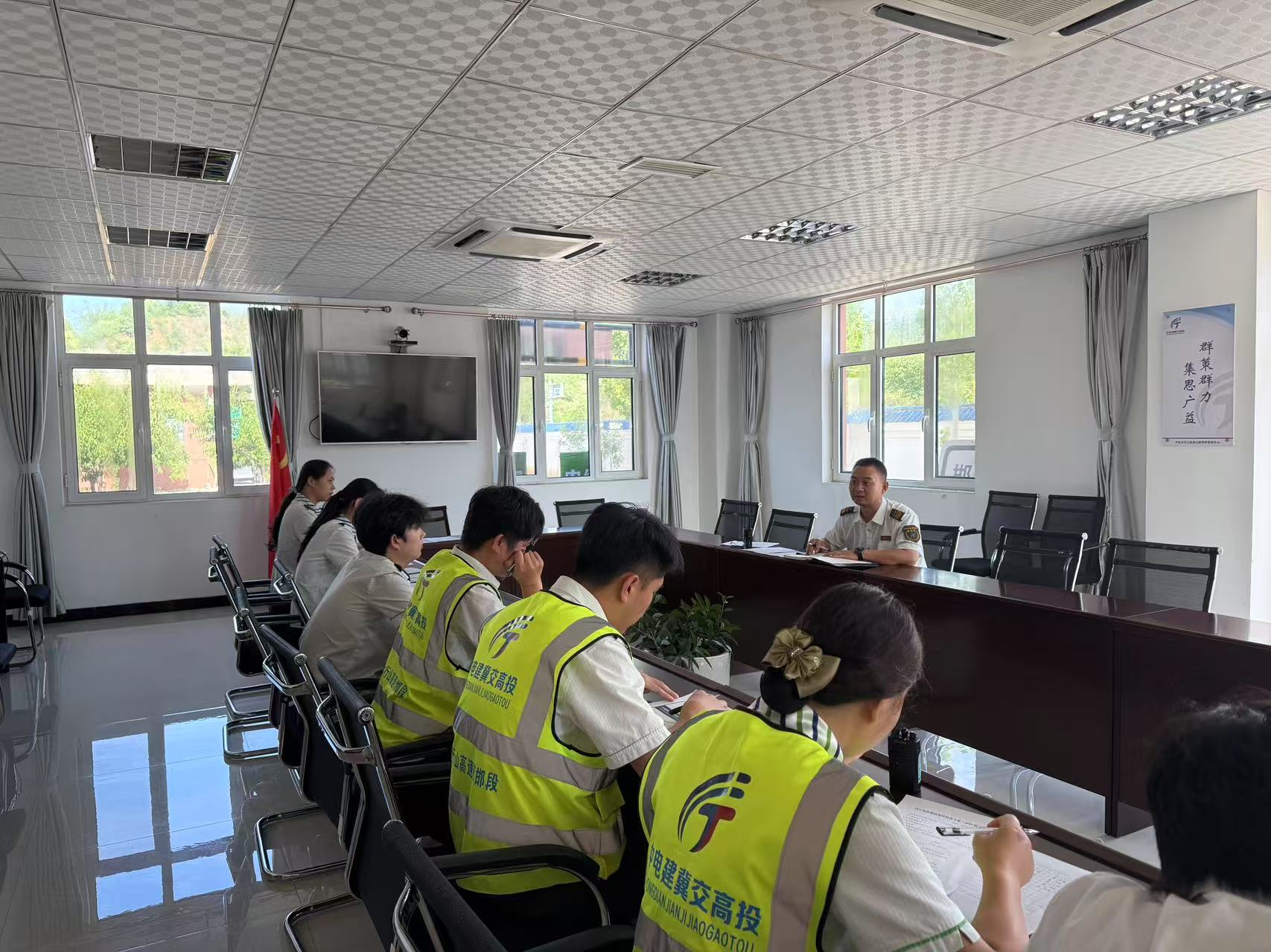 内丘北收费站深入学习贯彻习近平总书记重要指示精神 全力筑牢防汛抢险救灾防线.jpg